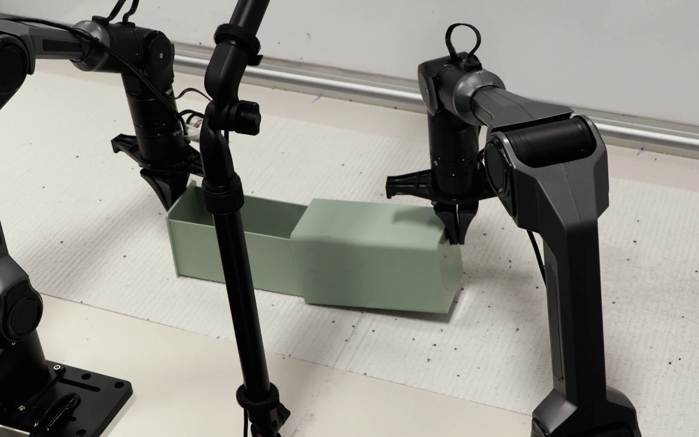 Box assembly: selected real-robot collaboration frame