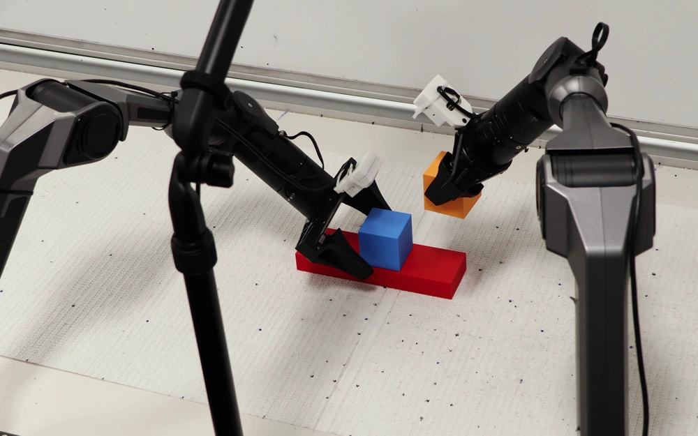 Block exchange: selected real-robot collaboration frame
