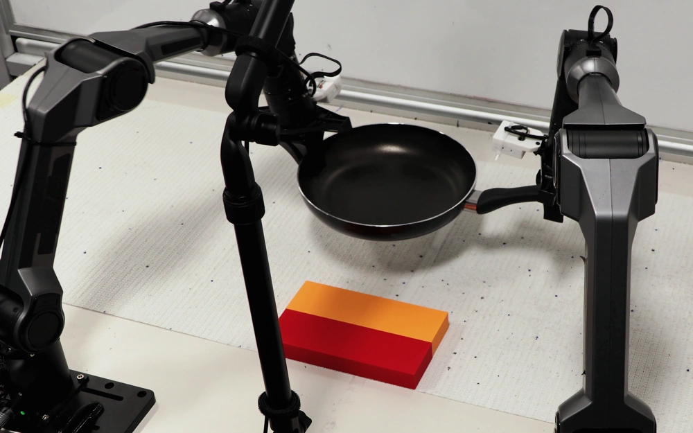Pan transport: selected real-robot collaboration frame
